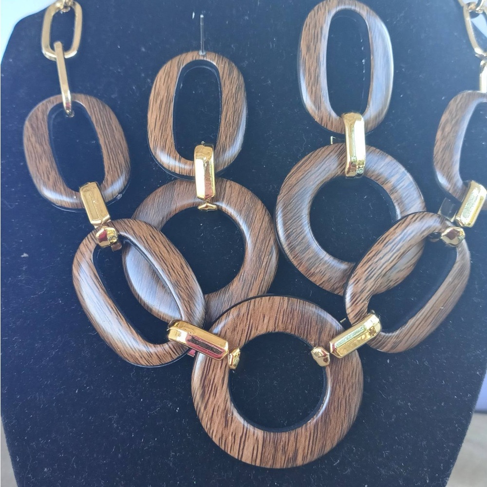 SOLD💰💰SOLD💰💰NWT BOHEMIAN WOODGRAIN NECKLACE AND EARRINGS SET